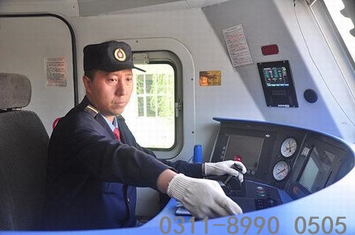鐵路學(xué)校火車司機(jī)專業(yè)學(xué)生怎么考司機(jī)證？
