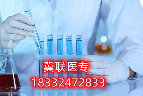 對于很多想要通過河北單招考試升學(xué)的家長和學(xué)生，往往感到為難的就是如何選擇大類方向。石家莊冀聯(lián)醫(yī)學(xué)中專學(xué)校單招升學(xué)熱門專業(yè)及院校推薦  石家莊冀聯(lián)醫(yī)學(xué)中專學(xué)校單招升學(xué)熱門專業(yè)及院校推薦  一方面是對大類招生政策的不了解，另一方面是感覺孩子太小，還不定性，盲目選擇怕將來孩子后悔。    考試七類是家長們眼中的熱門大類，護(hù)理是人氣最高的專業(yè)，優(yōu)秀院校：滄州醫(yī)學(xué)高等?？茖W(xué)校。下面于老師給大家介紹一下第七類醫(yī)藥衛(wèi)生(臨床醫(yī)學(xué)類專業(yè)除外)等所涉及專業(yè)。    單招考試第七類醫(yī)學(xué)類考試第七類：    醫(yī)藥衛(wèi)生(臨床醫(yī)學(xué)類專業(yè)除外)等所涉及專業(yè)    科目：語文150分+數(shù)學(xué)150分+化學(xué)100分+職業(yè)適應(yīng)性測試350分（1、我國當(dāng)前醫(yī)藥衛(wèi)生行業(yè)的特點(diǎn)和發(fā)展方向、醫(yī)藥衛(wèi)生行業(yè)的特點(diǎn)和工作內(nèi)容常識;2、生活中常見的基本疾病預(yù)防知識和疫情防控知識;3、國際、全國疾病防控宣傳日相關(guān)知識;4、醫(yī)學(xué)專業(yè)相關(guān)的社會人文常識。）    牽頭院校：滄州醫(yī)學(xué)高等?？茖W(xué)校    推薦院校：河北化工醫(yī)藥職業(yè)技術(shù)學(xué)院、滄州醫(yī)學(xué)高等?？茖W(xué)校、邢臺健康醫(yī)學(xué)院、承德護(hù)理職業(yè)學(xué)院、廊坊衛(wèi)生職業(yè)學(xué)院、唐山職業(yè)技術(shù)學(xué)院、河北女子職業(yè)技術(shù)學(xué)院    熱門專業(yè)：護(hù)理、醫(yī)學(xué)檢驗技術(shù)、醫(yī)學(xué)影像技術(shù)、助產(chǎn)、口腔醫(yī)學(xué)技術(shù)、心理咨詢、眼視光技術(shù)、藥學(xué)    2023年河北單招考試人數(shù)：約25300人    錄取率：58.47%    公辦錄取率：17.50%    大類解讀：熱門大類，男女生都可以報考，文理不限，專業(yè)技術(shù)性不強(qiáng)。      第七大類職業(yè)適應(yīng)性測試具體考試內(nèi)容：    1、我國當(dāng)前醫(yī)藥衛(wèi)生行業(yè)的特點(diǎn)和發(fā)展方向、醫(yī)藥衛(wèi)生行業(yè)的特點(diǎn)和工作內(nèi)容常識；    2、生物醫(yī)學(xué)基礎(chǔ)知識；    3、生活中常見的基本疾病預(yù)防知識和疫情防控知識；    4、國際、全國疾病防控宣傳日相關(guān)知識；    5、醫(yī)學(xué)專業(yè)相關(guān)的社會人文常識。      一、護(hù)理    就業(yè)方向：主要面向各級各類醫(yī)療衛(wèi)生系統(tǒng)和社區(qū)衛(wèi)生服務(wù)機(jī)構(gòu)，從事臨床護(hù)理、健康保健工作，就業(yè)度好。    二、醫(yī)學(xué)檢驗技術(shù)    就業(yè)方向：主要面向各級醫(yī)院檢驗科、血庫，各級疾病預(yù)防控制中心、血站、檢驗檢疫、計劃生育服務(wù)等機(jī)構(gòu)，以及各種獨(dú)立實驗室、醫(yī)學(xué)生物試劑生產(chǎn)經(jīng)營企業(yè)，從事醫(yī)學(xué)檢驗等工作。    三、醫(yī)學(xué)影像技術(shù)    就業(yè)方向：主要面向各級醫(yī)療衛(wèi)生機(jī)構(gòu)及體檢中心等部門從事醫(yī)學(xué)影像工作。    四、助產(chǎn)    就業(yè)方向：主要面向各級綜合性醫(yī)院和婦幼保健院（所）、婦幼保健管理機(jī)構(gòu) ，以及孕婦學(xué)校、親子活動中心和月嫂培訓(xùn)中心等社區(qū)婦幼保健機(jī)構(gòu)組織，從事助產(chǎn)、臨床護(hù)理、計劃生育和婦幼保健管理及服務(wù)等工作。  五、口腔醫(yī)學(xué)技術(shù)    就業(yè)方向：方向一∶口腔治療技術(shù)方向 主要面向各級口腔醫(yī)療機(jī)構(gòu)及口腔醫(yī)療相關(guān)機(jī)構(gòu)，在醫(yī)師助手、口腔咨詢等崗位群，從事口腔常見病和多發(fā)病的輔助治療與服務(wù)等工作。    方向二∶口腔修復(fù)工藝方向 主要面向口腔修復(fù)制作行業(yè)各級義齒加工企業(yè)、醫(yī)療機(jī)構(gòu)口腔技工室及口腔醫(yī)療相關(guān)機(jī)構(gòu)，在口腔修復(fù)、技術(shù)管理等崗位群，從事口腔修復(fù)體制作、技術(shù)管理與服務(wù)等工作。  石家莊冀聯(lián)醫(yī)學(xué)中等專業(yè)學(xué)校電話：0311-8736 8833；18332472833（同微信）  石家莊冀聯(lián)醫(yī)學(xué)中專學(xué)校快手號：v18332472833